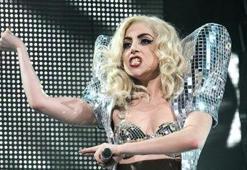 Sahnede Lady Gaga, yatakta Stefani