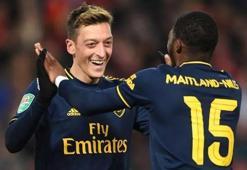 Roma Maitland-Niles'in peşinde