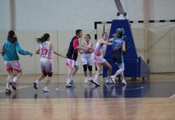 Yalova'da kadın basketbolcular kavga etti! VİDEO