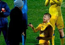 Futbolcudan yeşil sahada evlilik teklifi