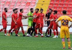 Mersin İY kalecisi, 4. gol sonrası sahayı terk etti