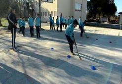 Beton sahada hazırlanıp çimde şampiyon oluyorlar