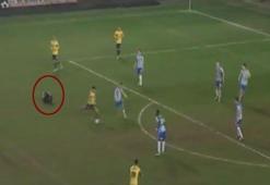 Futbolcular sakatlanan hakemle dalga geçtiler!