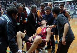 Derbi maçta 2 oyuncu hastanelik oldu
