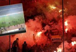 Yaktılar, sahaya indiler maçı durdurdular!
