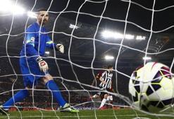 Tevez, Galatasaray'ın eski kalecisini avladı