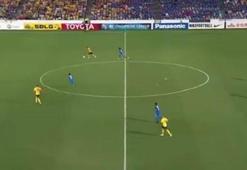 Orta sahadan kendi kalesine gol atmak!