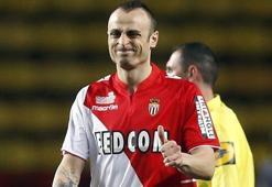 Berbatov'dan rakibine şok hareket! Parmağını...