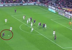 Dani Alves'den akıl dolu pas!