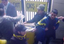 Beşiktaş - Fenerbahçe derbisinde meşaleleri stada böyle sokmuşlar!