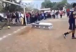 Son golünü tabutta attı!