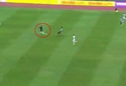Golcü kaleciden inanılmaz hata