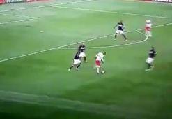 Asist Henry, gol Tim Cahill