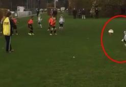 Minik futbolcudan efsane gol