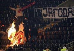 ultrAslan bayrağı yaktılar!