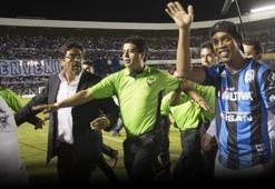 Ronaldinho geldi yer yerinden oynadı!
