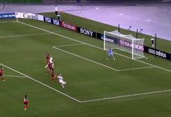 Kadın futbolcudan efsane gol!
