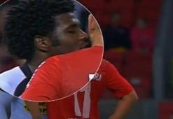 Futbol sahasında tehlikeli yakınlaşma!