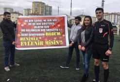 Futbol hakeminden sahada evlenme teklifi