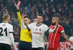 Beşiktaş taraftarından Atiba ve Vida'ya tepki