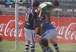 Futbol sahasında güreş şov