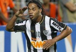 Ronaldinho'dan muhteşem frikik!