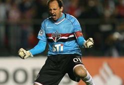 Kaleciden inanılmaz frikik