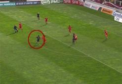 Kadın futbolcu 90'a astı!