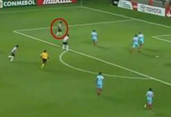 Ronaldinho iğne deliğinden attı!