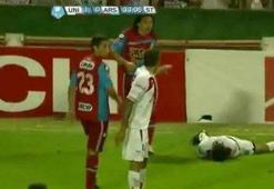 Tacize uğradı, kırmızıyı gördü!