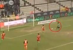 Kaçırdığı gole inanamadı