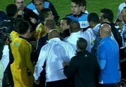 Elano hakemi tekmeledi!