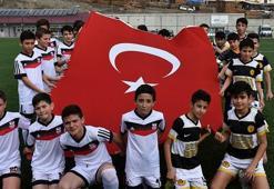 Kastamonu U-13 maçında minik sporculardan Türk ordusuna destek