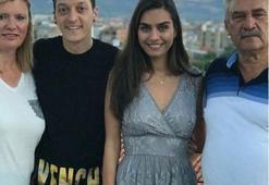 Amine Gülşe'nin ailesi Mesut Özil'i ağırladı