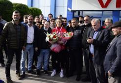 Dünya Muaythai Şampiyonu Tuğçe Bektaş'a coşkulu karşılama
