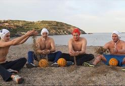 Kumda oynuyor!