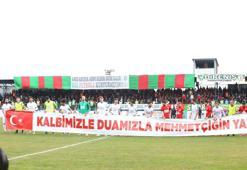 Amed Spor-Tuzlaspor maçında Mehmetçiğe pankartlı destek