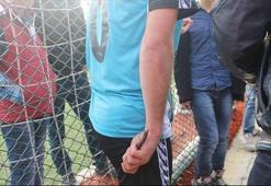 Kırmızı kart gören futbolcu bıçakla sahaya döndü