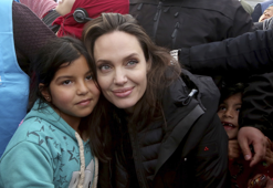 Angelina Jolie mülteci kampını kızlarıyla birlikte ziyaret etti