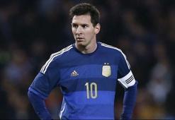 Lionel Messi'li Arjantin de geliyor