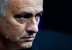 Jose Mourinho Manchester United'dan kovuldu!