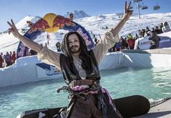 Yılın en eğlenceli havuz partisi Red Bull Kar Havuzu'na büyük ilgi