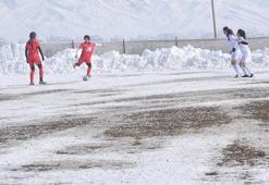 Kadın futbolcular kışa aldırmadılar