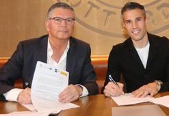 Robin van Persie imzayı attı