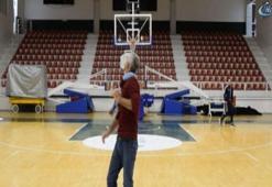 Temizlik görevlisinin basketbol yeteneği görenleri şaşkına çeviriyor!