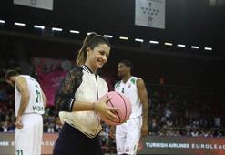 Anadolu Efes - CSKA Moskova maçında hava atışı Sinem Kobal'dan