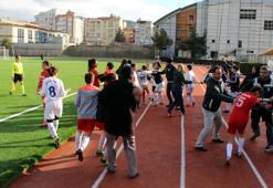 Kadın futbolcular kavga etti, maç tatil edildi