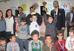 Dereceye giren satranç sporcuları ödüllerini aldı