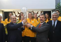 Dünya şampiyonu VakıfBank, kupayı Yönetim Kurulu'na takdim etti
