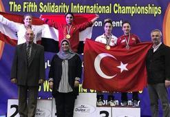 Kağıtsporlu Berfin halterde 2 madalya kazandı